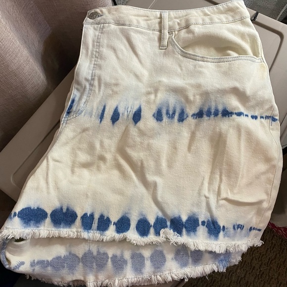 Ava & Viv tie dye Jean shorts. Size 26W NWT - Picture 2 of 4